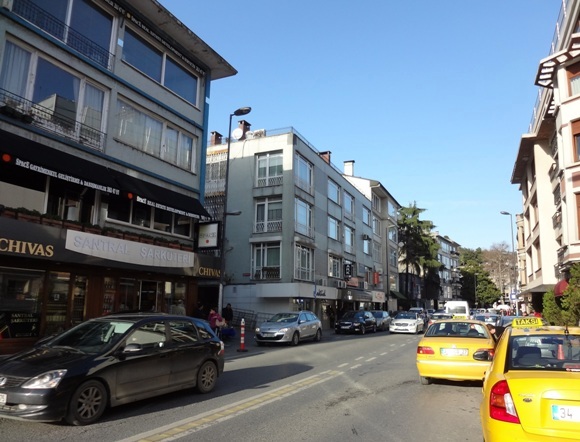 Bebek_semti_Cevdet_Pasa_Caddesi_Subat_2013_Istanbul