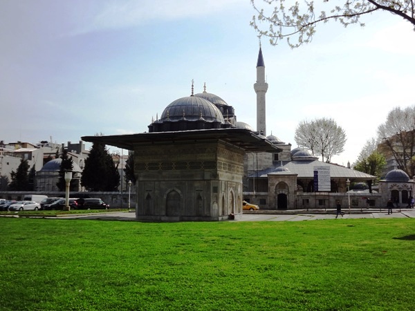 kilic_ali_pasa_camii_ve_I.mahmut_cesmesi_tophane