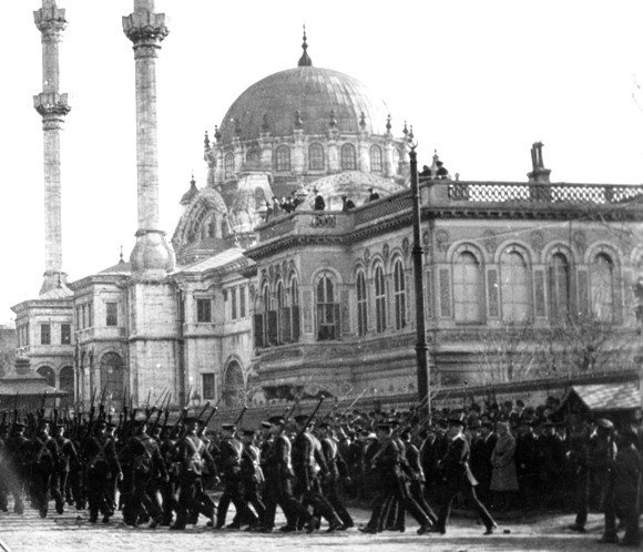 1920_Tophane_Kasri_Ingiliz_isgalciler_Istanbul_un_dunu_ve_bugunu