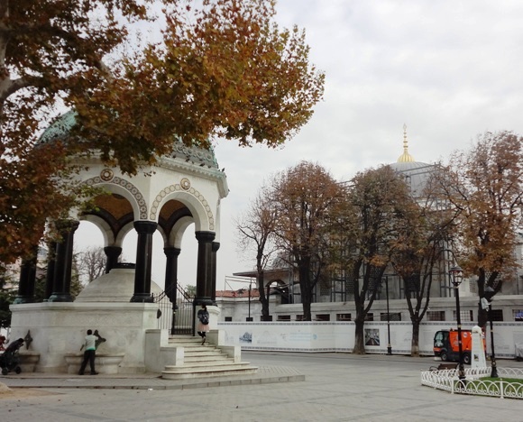 sultanahmet_meydani_alman_cesmesi_ve_sultan_ahmet_turbesi_kasim_2014