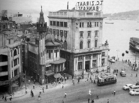 1950_ler_T._C._Ziraat_Bankasi_Karakoy_Subesi_Hizmet_Binasi_Masonik_simgeli_yapilar_eski_Istanbul_fotograflari